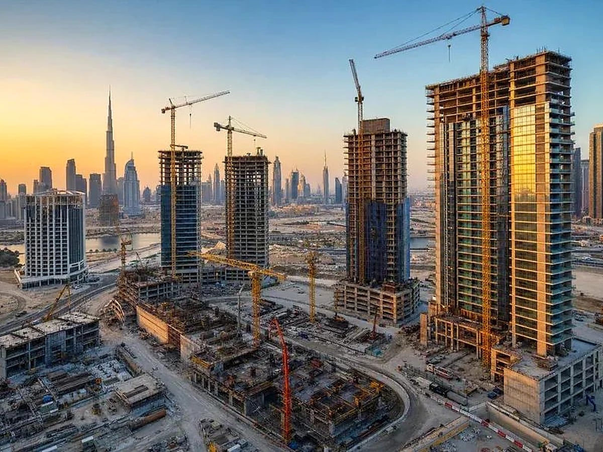 أبراج شاهقة قيد الإنشاء في دبي عند الغروب